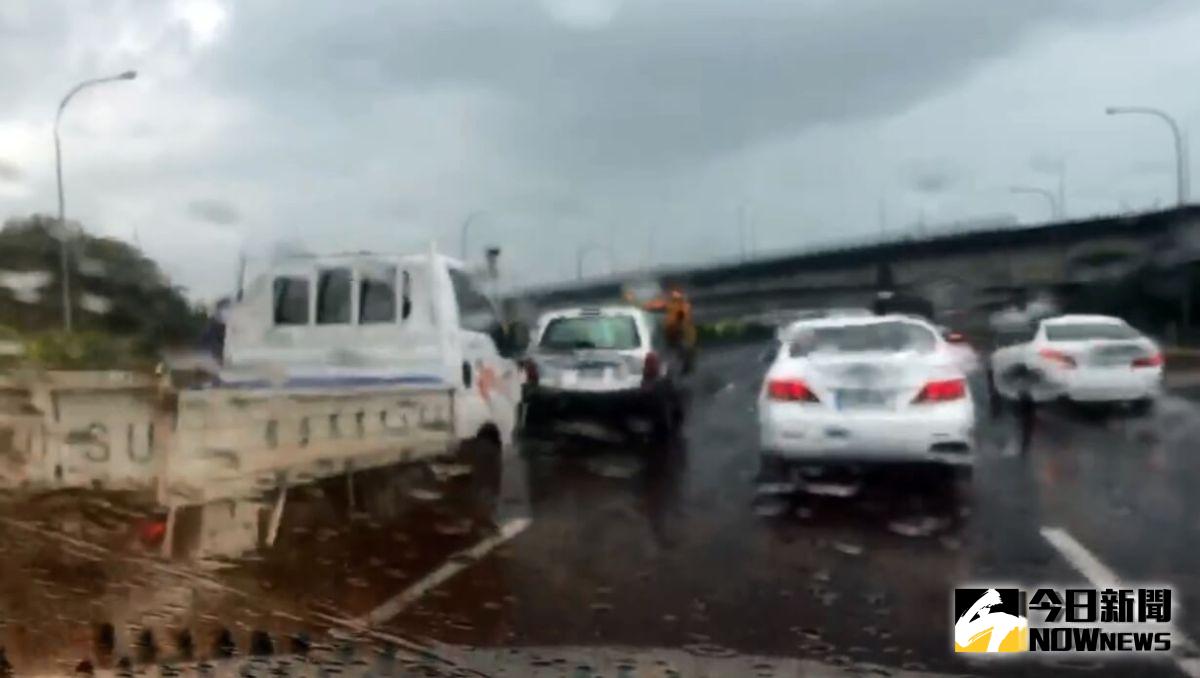 ▲國道警方提醒駕駛人遇上大雨應拉大車距，注意前車狀況。（圖／記者陳雅芳翻攝，2019.05.20）