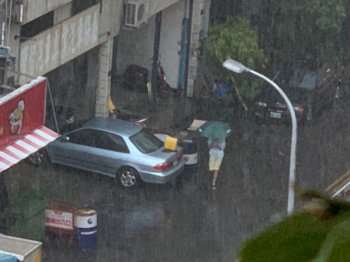 ▲中部地區大雨滂沱，雨勢來得又急又大，天色昏暗有如黑夜一般。（圖／記者陳雅芳攝，2019.05.20）