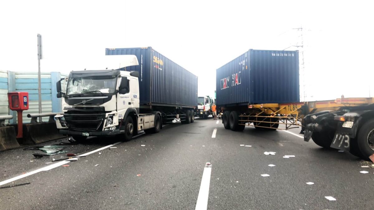 ▲國道3號190.6公里彰化和美南下路段，發生聯結車追撞聯結車意外，造成一名聯結車司機受傷送醫。（圖／記者陳雅芳翻攝，2019.05.20）