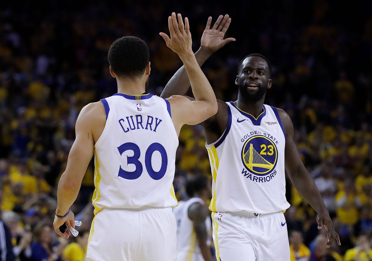▲美國媒體看好Draymond Green拿下新賽季最佳防守球員,Stephen Curry會率隊打進西區決賽。(圖/美聯社/達志影像)