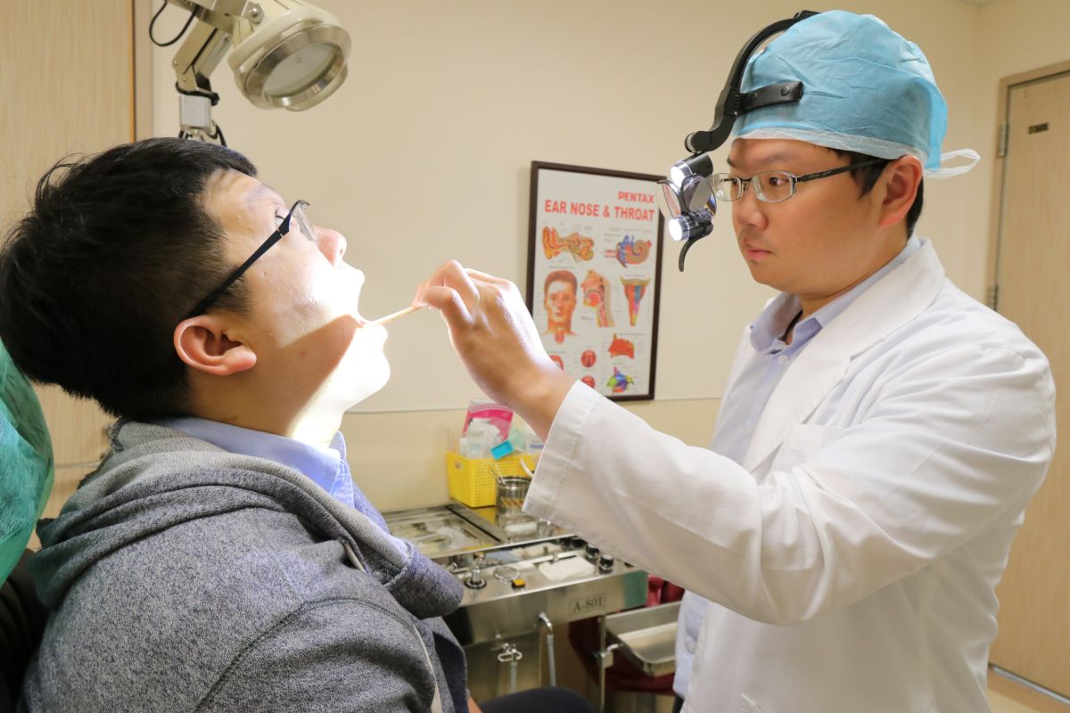 ▲患者因口腔清潔不夠導致扁桃腺結石。（圖／亞大醫院提供）