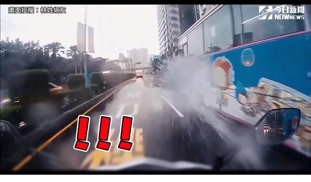▲這位網友本來想說，雨下太大騎車來唱個歌，結果沒想到唱沒一兩句，就被公車突如其來的「顏」射，弄得滿身濕。（圖／翻攝自影片）