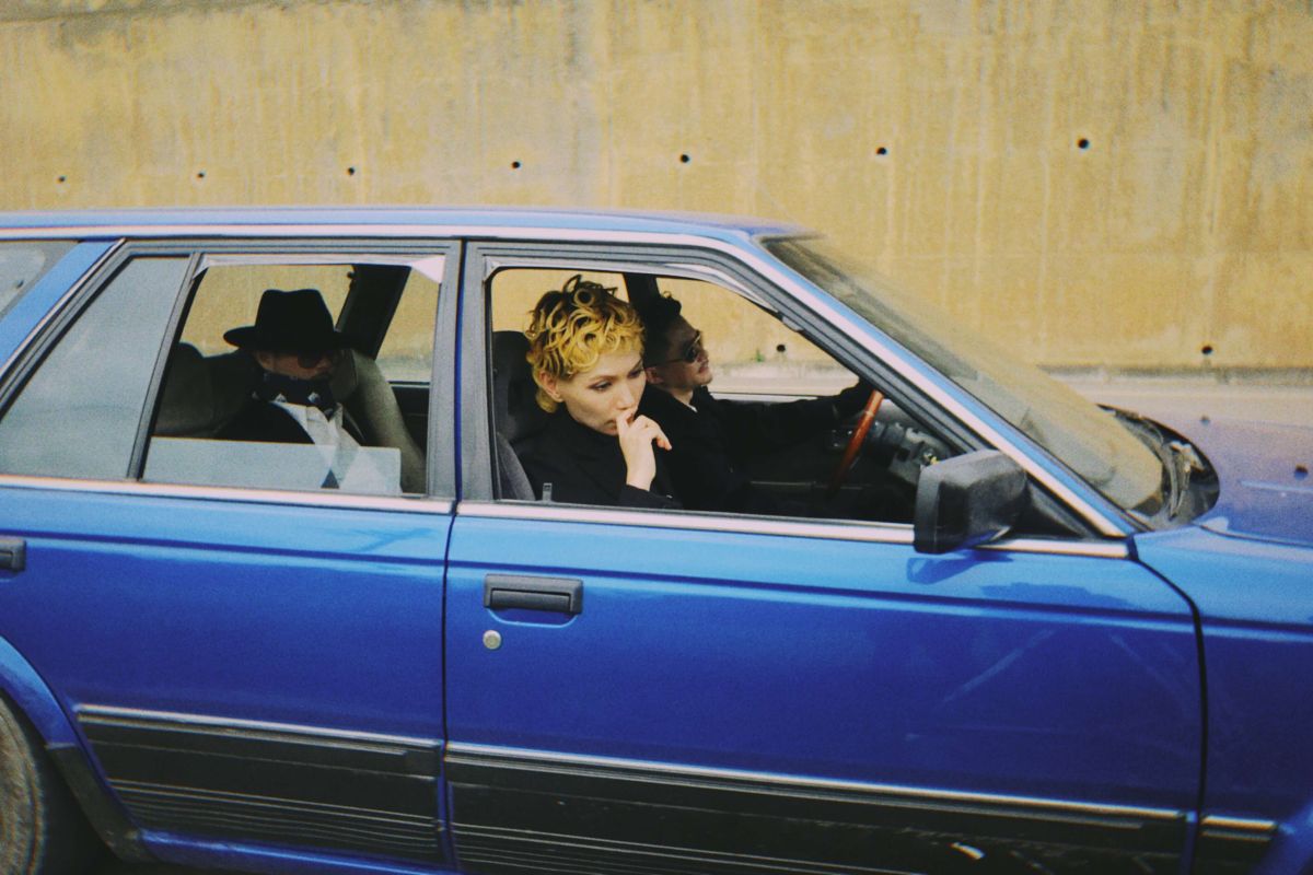 ▲Tizzy Bac新歌〈失速人生〉化身浪子在公路狂奔。（圖／相知音樂提供）
