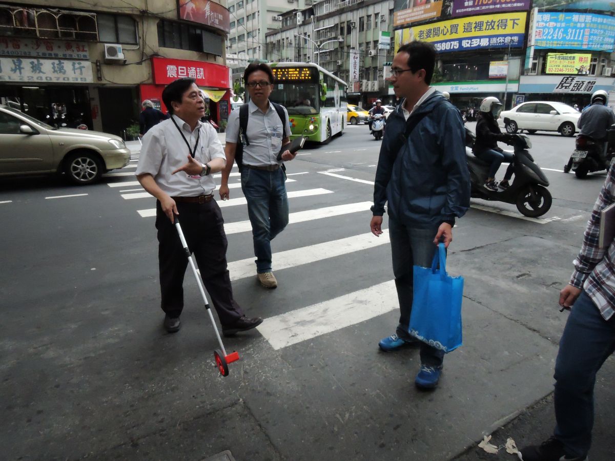 ▲新北市交通局長鍾鳴時今天實測中和中山路口車道寬度，指示重新調配左轉和直行車道。（圖／新北市交通局提供）

