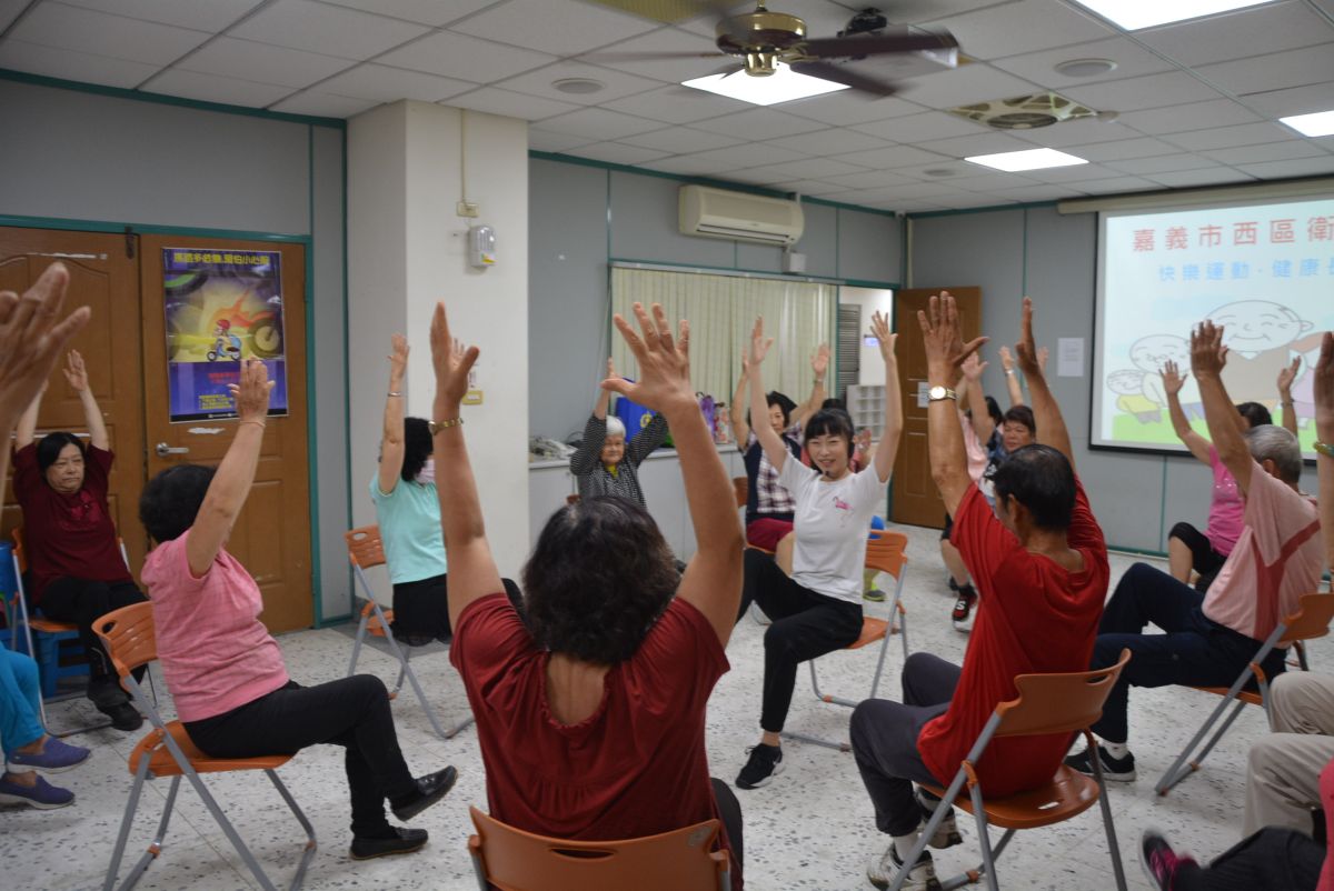 ▲程馨慧以安全簡單易學的動作，貼心關注每一位長輩的動作與狀況。（圖／記者郭政隆攝影2019.5.21）
