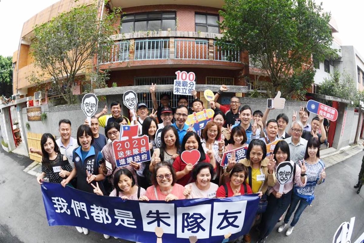 前新北市長朱立倫和他的「朱隊友」。（圖 / 翻攝朱立倫臉書）