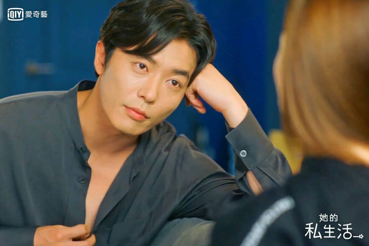 ▲金材昱解開襯衫鈕扣，用眼神狂撩朴敏英。（圖／愛奇藝台灣站）