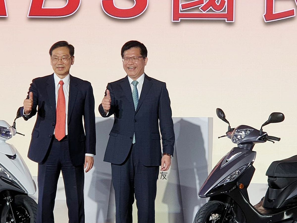 ▲光陽一口氣推出與展出7款搭載ABS系統的車款，在政府補助4000元下，加裝ABS的機車價格可望降至5萬以下，記者會上交通部長林佳龍(圖右)也來站台，圖左為光陽執行長柯俊斌。（圖／記者許家禎攝，2019.5.21）