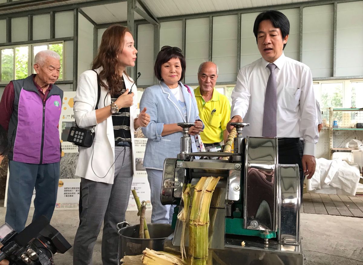 ▲賴清德(右)走訪寶山新城風糖休閒區，嘗試體驗親手榨甘蔗汁。（圖／記者常似虎攝，2019.05.21）