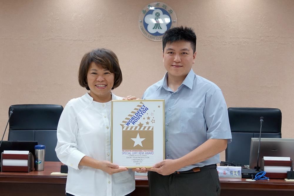 黃敏惠市長讚美劉導在藝術創作上的天分與努力，是嘉義之光、更是台灣之光。〔圖／嘉市府提供2019.05.21〕