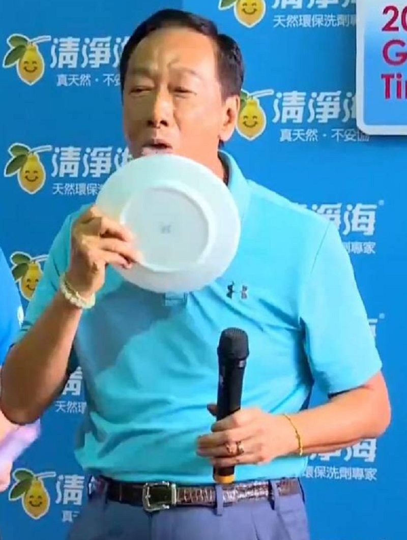 ▲郭台銘參訪桃園生技公司，舔盤子的舉動遭到時代力量立委林昶佐、洪慈庸嘲諷。 (圖/郭台銘競辦提供)