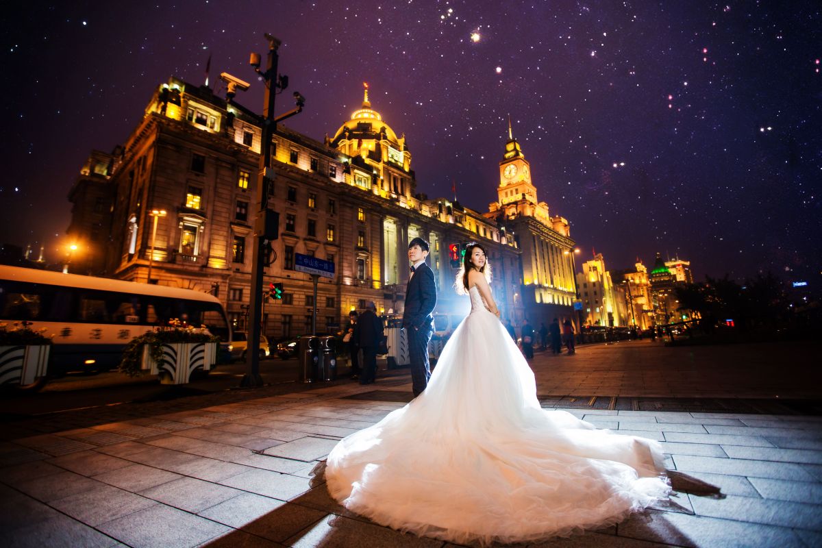 15年前，攝影師周尚樺（左）於夥伴成立國內第一間同志婚紗攝影工作室，提供圈內人私密空間、免除外界眼光，客群從20多歲到花甲之年皆有。（圖／周尚樺提供）