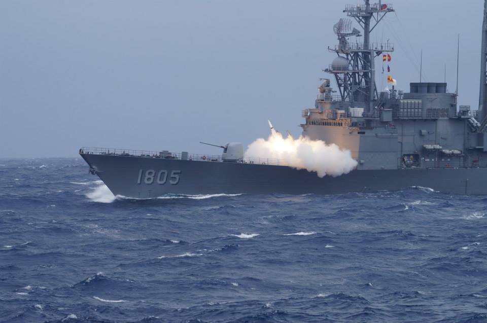 ▲海軍紀德級馬公軍艦發射標準二型防空飛彈。（資料照／記者呂炯昌攝,）