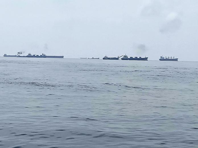 33艘陸船疑在澎南淺漁場抽砂　海巡署苗栗艦馳援驅離
