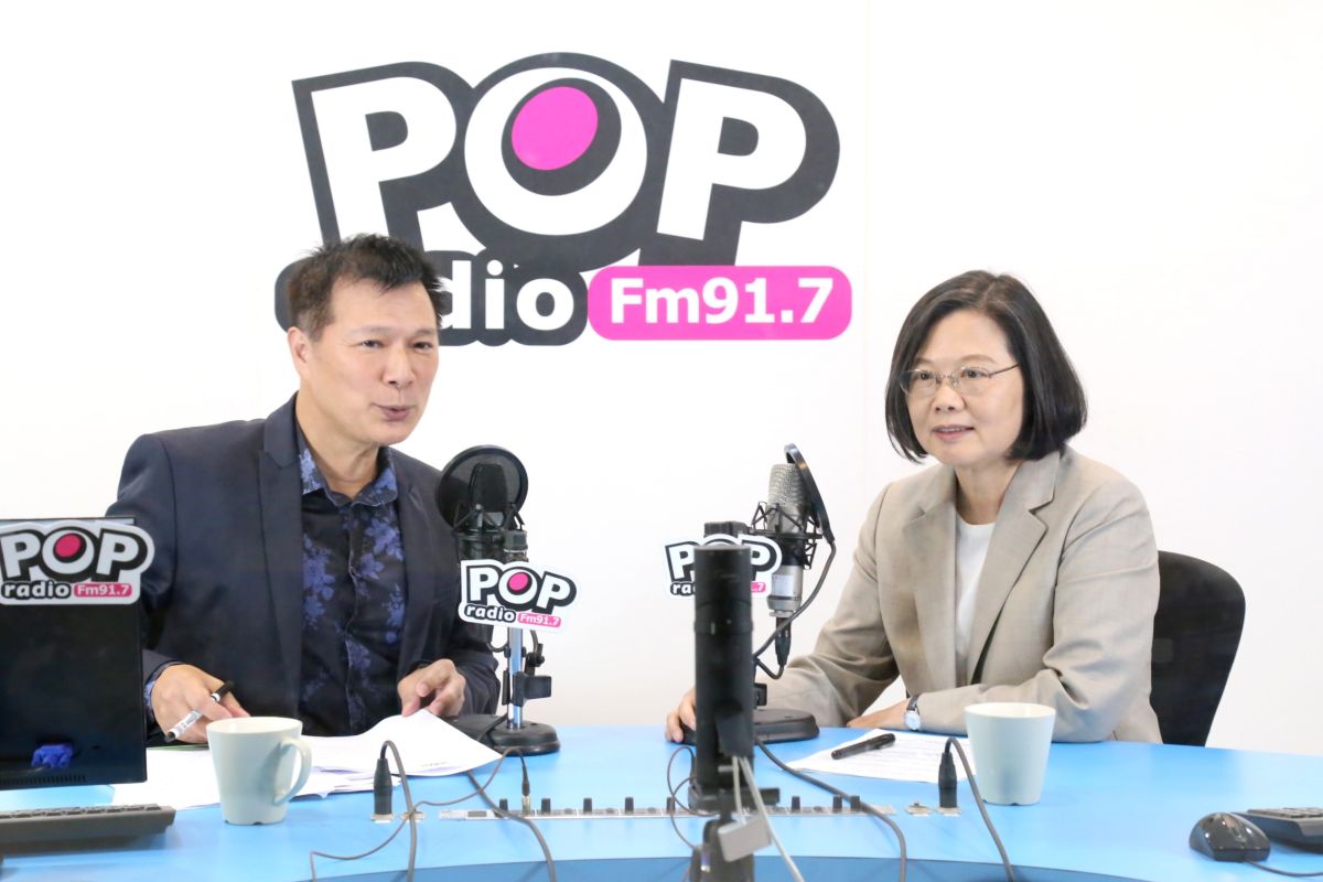 前總統馬英九因為出國管制遭延2年，怒嗆要去總統府找總統蔡英文。對此，蔡英文今（21）日接受廣播專訪時表示，「他如果想來，我都歡迎，除了他要出國的事情以外」