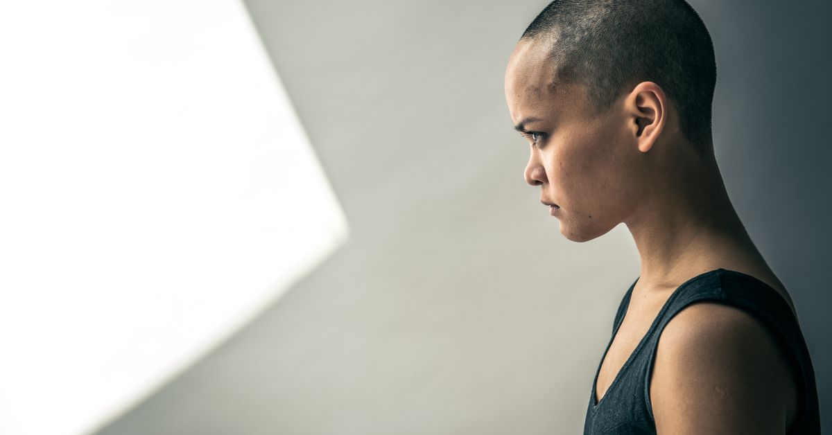 ▲一位爸爸要求女兒剃光頭，因為她取笑一位因為化療失去頭髮的同學。（示意圖／取自 Unsplash）