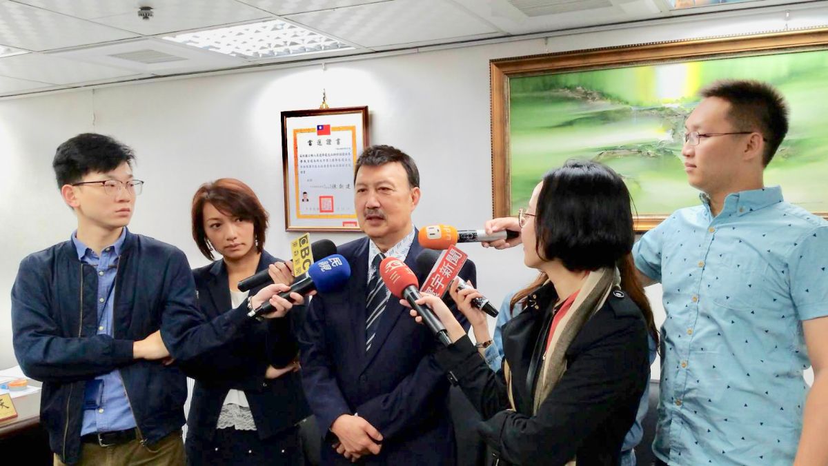 民進黨立委余天串聯全台黨部主委，力挺蔡英文連任。 (圖/記者吳承翰攝)