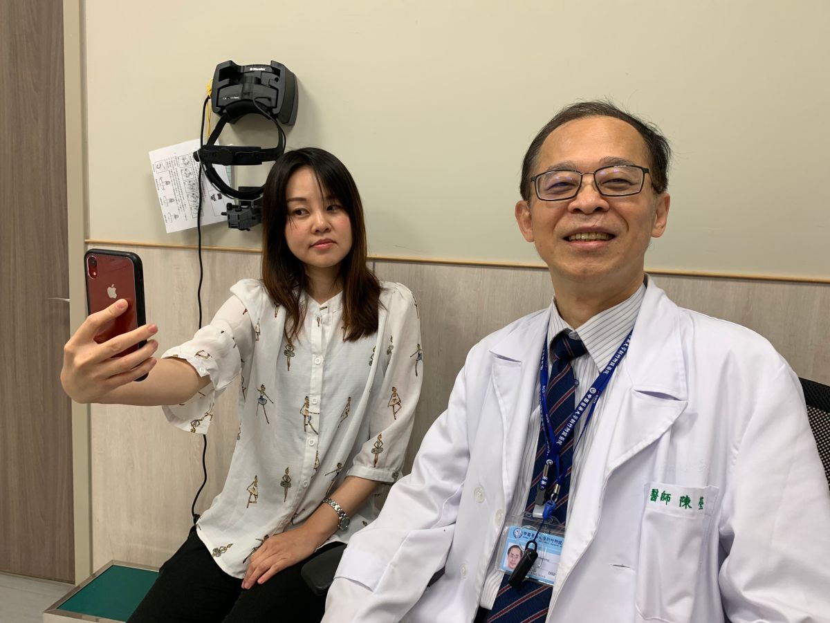▲網紅網美常常盯著螢幕直播，眼科主任陳瑩山（右）提醒注意白內障問題。（圖／中醫大新竹附醫提供）
