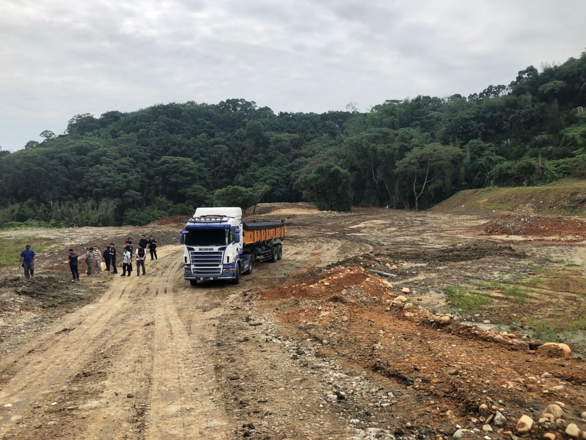 ▲警方尾隨砂石車，果然破獲不肖業者設置的非法棄土場。（圖／竹東分局提供）