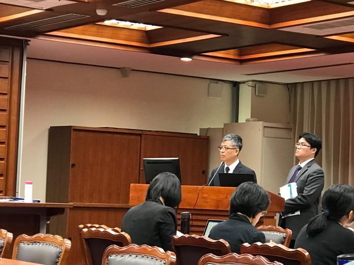 立法院今（22）日召開教育文化委員會，教育部政務次長劉孟奇（左）針對今年大學入學考招制度進行回應。（圖／記者許維寧攝）