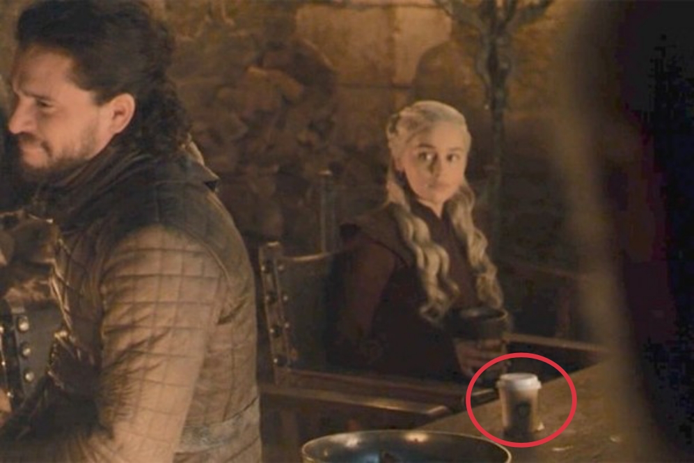 ▲《權力遊戲》驚現咖啡杯，穿幫鏡頭被粉絲罵翻。（圖／翻攝網路）