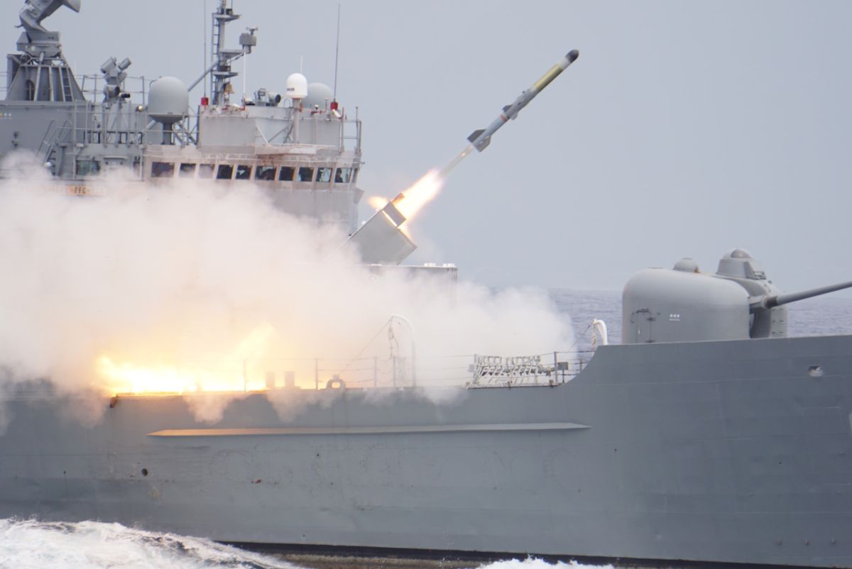 ▲海軍22日在東部海域實施戰備任務訓練，濟陽級宜陽軍艦對水下目標沙社反潛火箭攻擊。（圖／Ｏ記者呂炯昌攝, 2019.5.22）