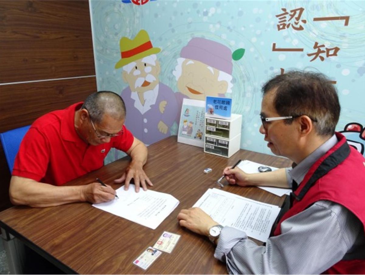 ▲交通部公路總局於 106 年 7 月 1 日起實施高齡駕駛人駕照管理制度，年滿 75 歲駕駛人應在收到通知單或接到電話通知後， 3 個月內辦理換照，否則公路監理機關將直接公告註銷。（圖／交通部公路總局）