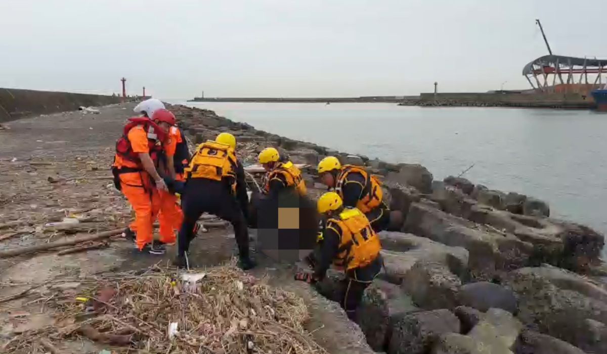 ▲海巡人員抵達現場後，與竹圍消防分隊共同下水打撈大體，發現死者為男性，身著黑色外套，深色長褲，臉部及身體浮腫，已無生命跡象。（圖／海巡署第八岸巡隊提供）