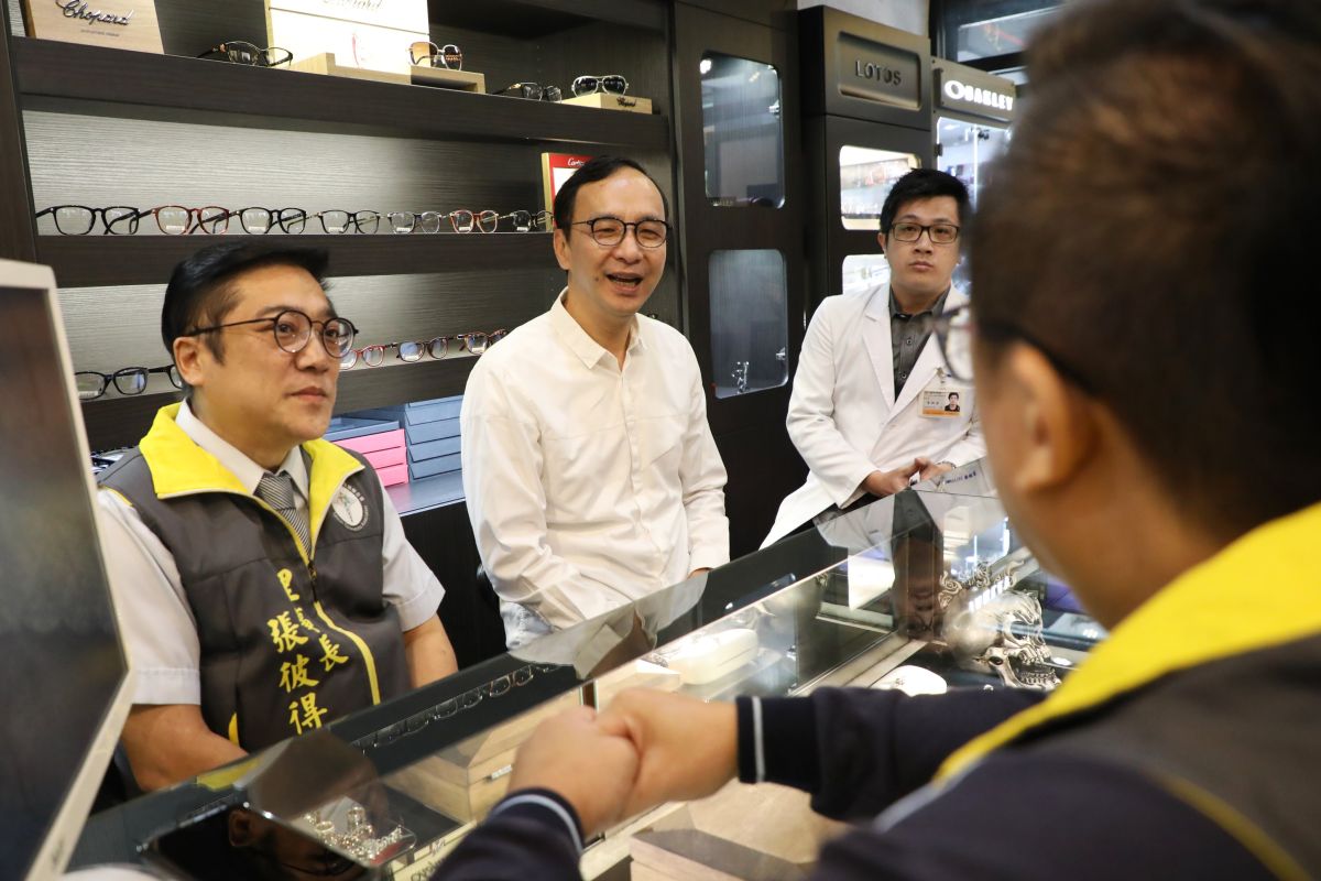 ▲國民黨總統參選人朱立倫今（22）天參訪新北市敬老眼鏡行，表示這項政策已造福超過12萬名長者。（圖／朱立倫辦公室提供）
