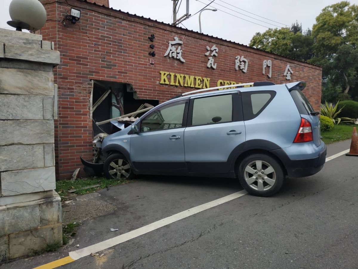 ▲金門陶瓷廠是目前全國唯一官窯，為避免遊客觀感不好，陶瓷廠會儘速修繕損壞的「柴燒窯」意象。（圖／蔡若喬攝, 2019.05.22）