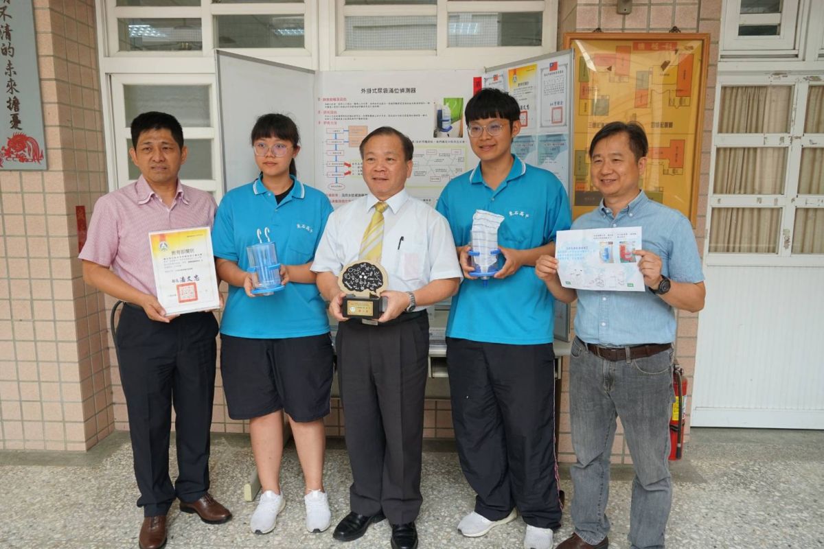  ▲108專題及創意製作競賽得獎師生(自左而右)梁文俊老師、梁芷綾、蔡玉鳳、載政良。（圖／東石高中提供）