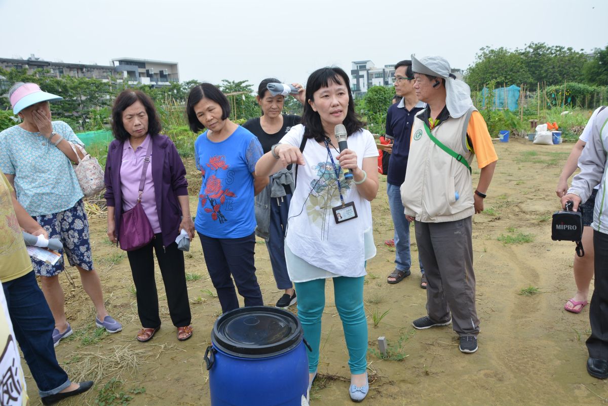 ▲黃露葵科長於菜園中說明蓄水容器覆蓋紗網。（圖／記者郭政隆攝影2019.5.22）