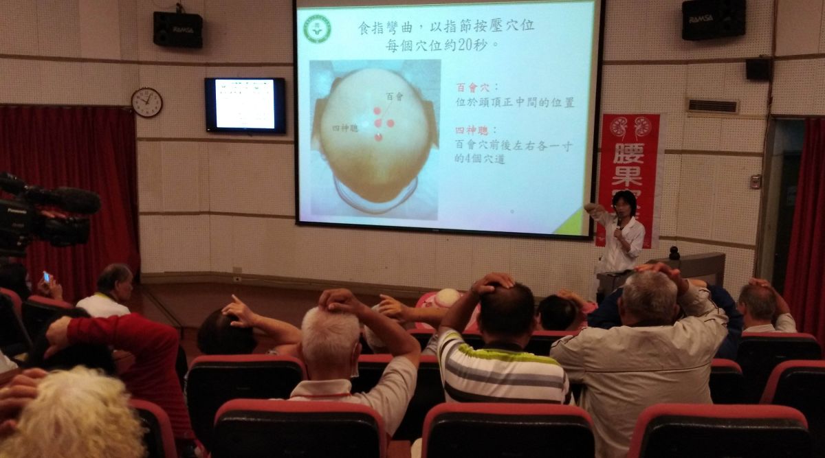 ▲中醫部主治陳香霓醫師介紹穴位按摩。（圖／記者洪佳伶攝，2019.05.22）