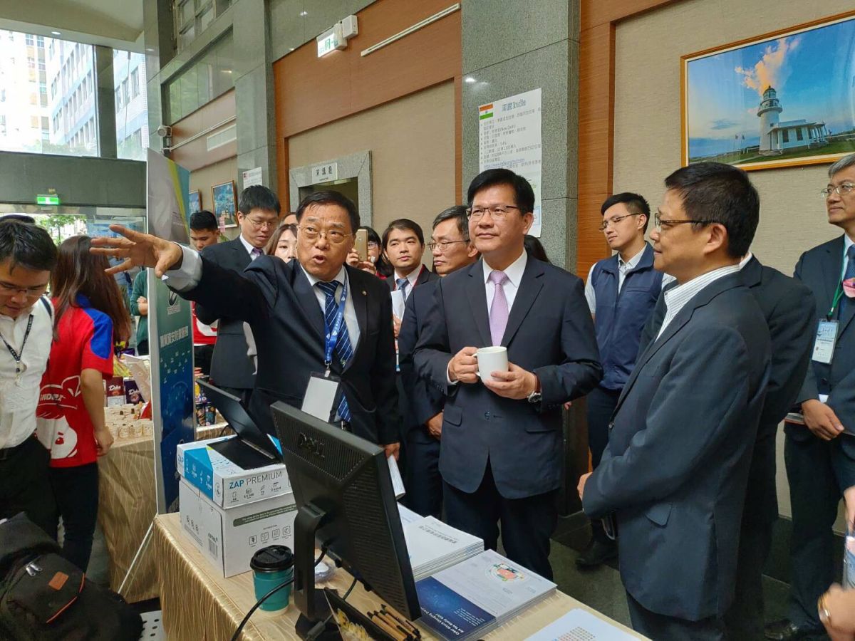 ▲交通部長林佳龍今天出席交通部航港局舉辦的新南向國際研討會，證實台鐵局前局長、現任中國驗船公司董事長范植谷將調離現職，觀光局長周永暉則是沒有人事調整。（圖／交通部）