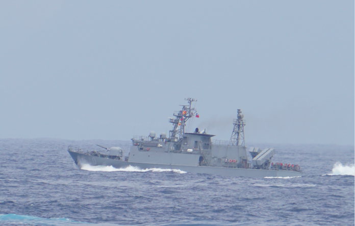 螺絲又鬆了！誤射雄三飛彈軍艦把艦長職章當垃圾丟海　海軍回應了