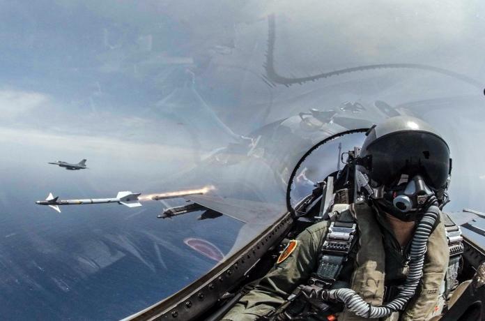 影／ F-16戰機發射響尾蛇飛彈　震撼畫面曝光
