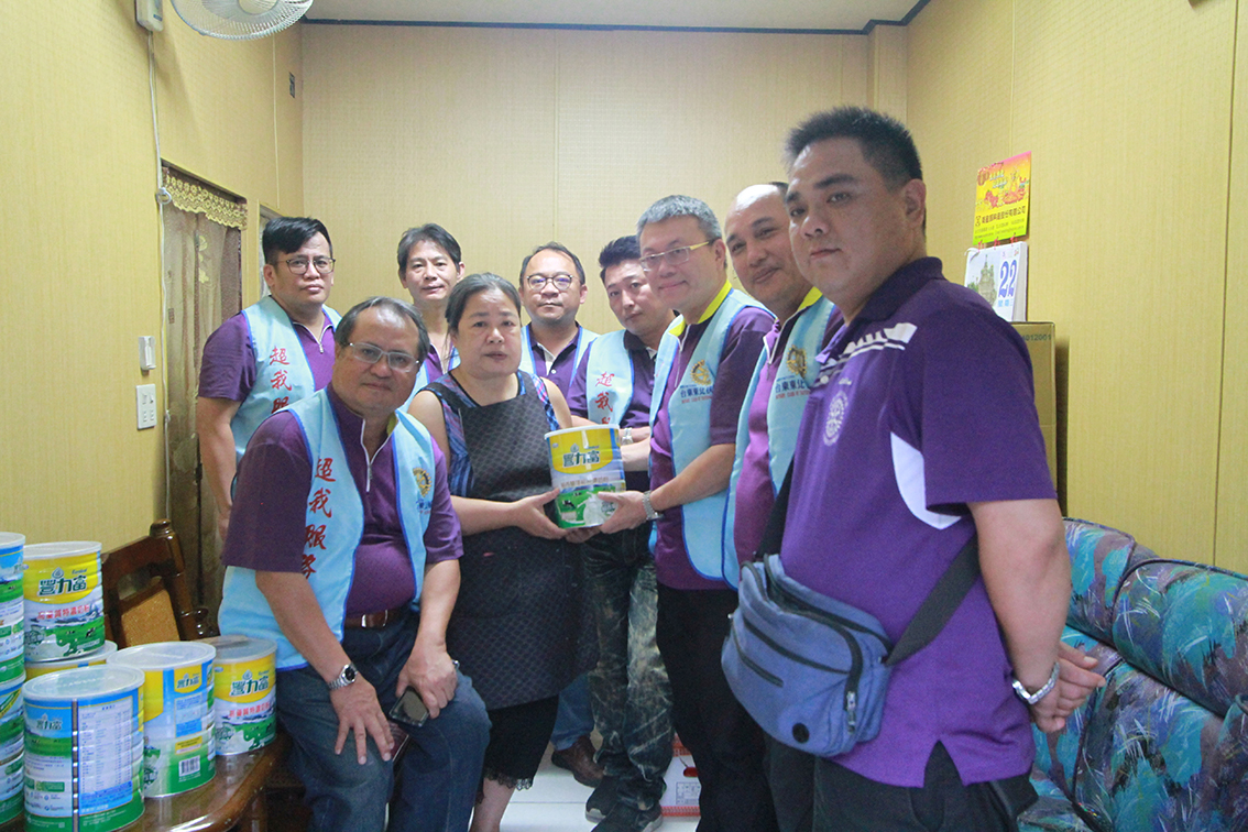 ▲台東東北扶輪社送愛到弱勢家庭，22日募集了8箱尿布、6罐牛奶和2大箱的白米，希望可以暫時解決廖媽媽在生活上的困境。（圖／記者鄭志宏攝）