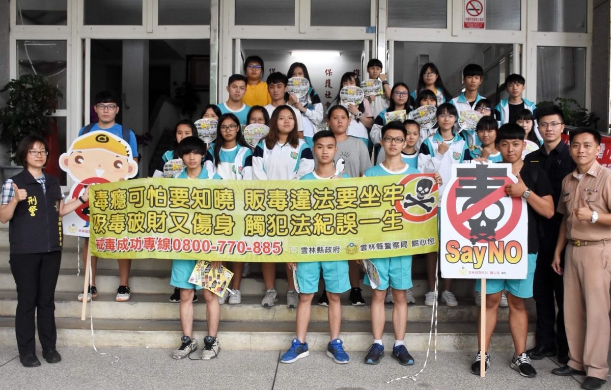 ▲北港高中春暉社學生由教官陳溫偉安排前往北港警分局進行參訪。（圖／記者蘇榮泉攝，2019.05.22）