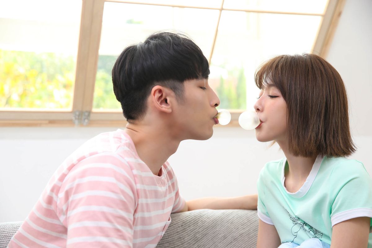 ▲邵雨薇的歌曲〈黏度最佳新人〉MV找來章廣辰擔任男主角。（圖／寬宏藝術提供）
