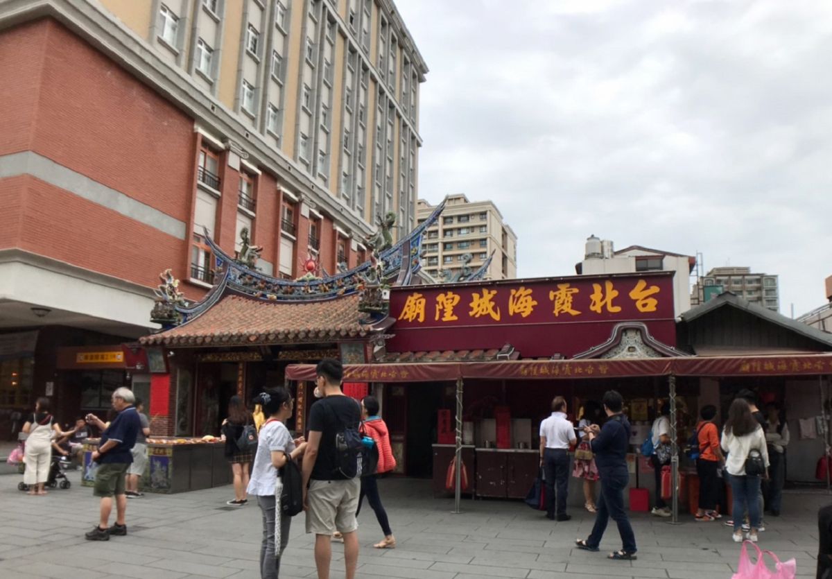 百年霞海城隍廟聲名遠播，觀光人潮支撐店面租金行情緩漲。（圖／信義房屋提供）