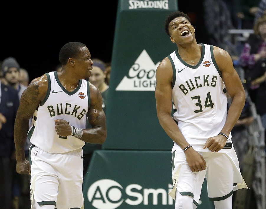 公鹿一哥Giannis Antetokounmpo和隊友Eric Bledsoe雙雙入選年度防守陣容第一隊。（圖／美聯社／達志影像）