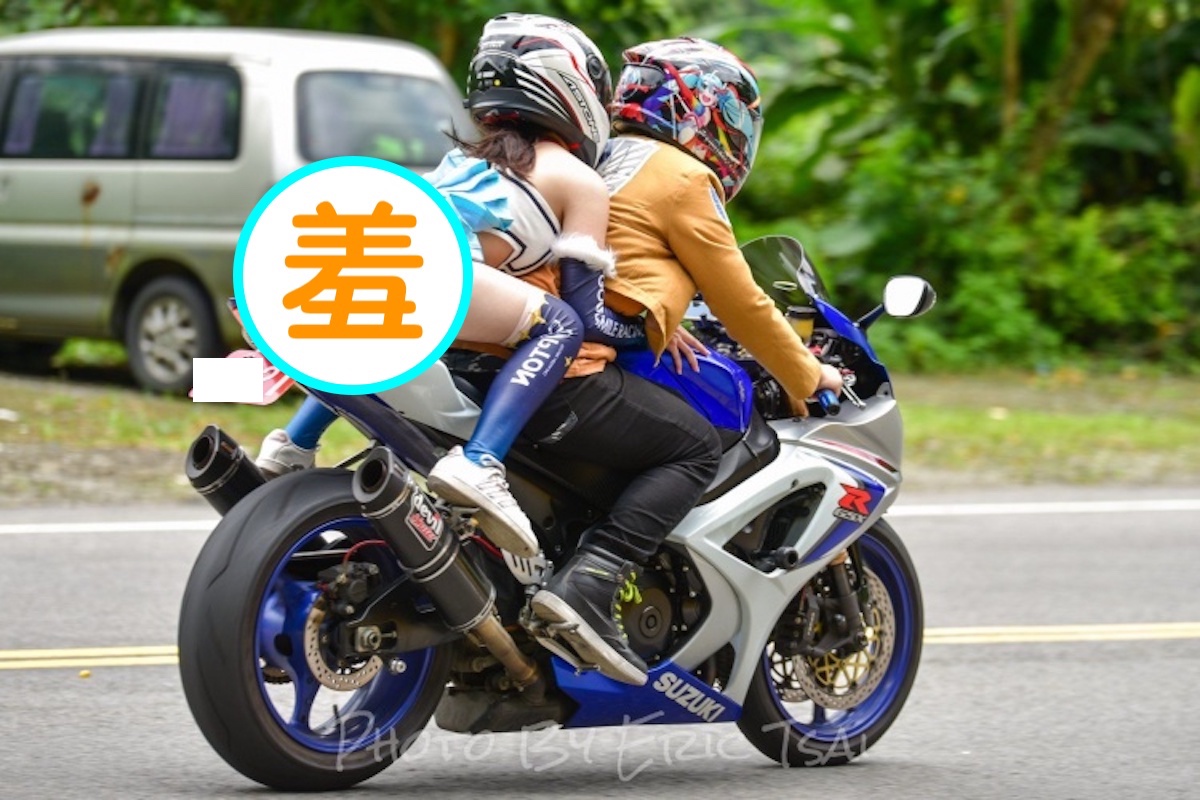 ▲一名重機騎士後座載著短裙辣妹，風吹起短裙後露出渾圓雪白蜜桃臀，讓許多其他騎士看了直呼：「不想超車！」（圖／翻攝自卡提諾論壇／Eric Tsai）