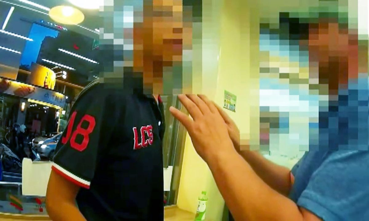 ▲到場的員警以英語跟美籍男子溝通時，他表示邱男碰撞後沒有道歉，這種行為在美國是嚴重的挑釁動作，希望警察可以主持公道。（圖／桃園分局提供）