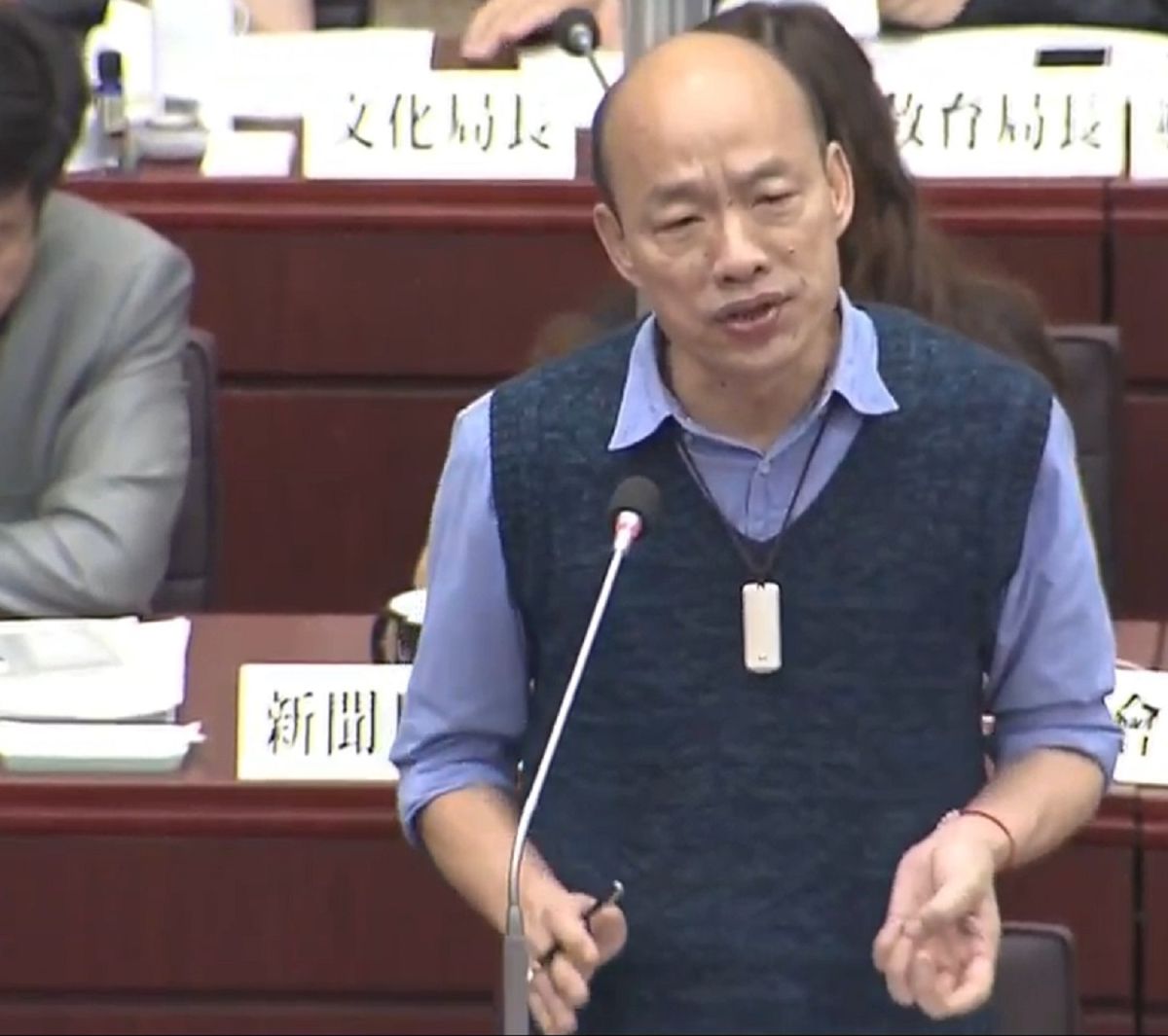 ▲高雄市長韓國瑜在議會詢答時表示，高雄市路平是從蛋黃區到蛋白區，但人命第一，危險的蛋白區仍會列為優先。（圖／高市議會提供）