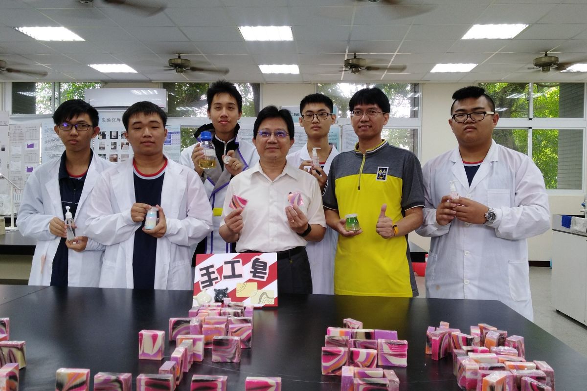 ▲化工科則以化工材料製作出精緻、健康的生活用品。（圖／記者洪佳伶攝，2019.05.23）