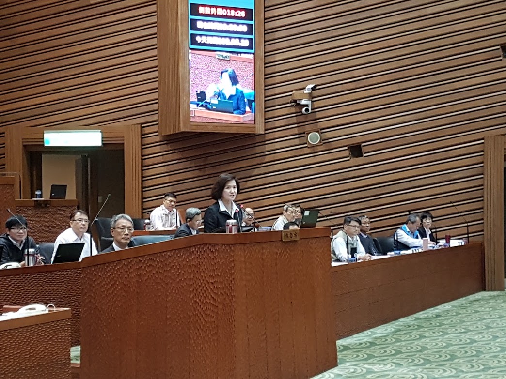 ▲縣長施政總質詢，宜蘭縣政府秘書長林茂盛坐在備詢台縣長林姿妙旁邊遭民進黨議會黨團質疑不合體制。（圖／記者李清貴攝,2019.05.23)