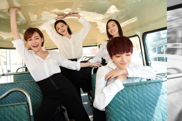 ▲小S（左起）、大S、阿雅、范曉萱在《我們是真正的朋友》拍攝時尚照。（圖／WeTV提供）