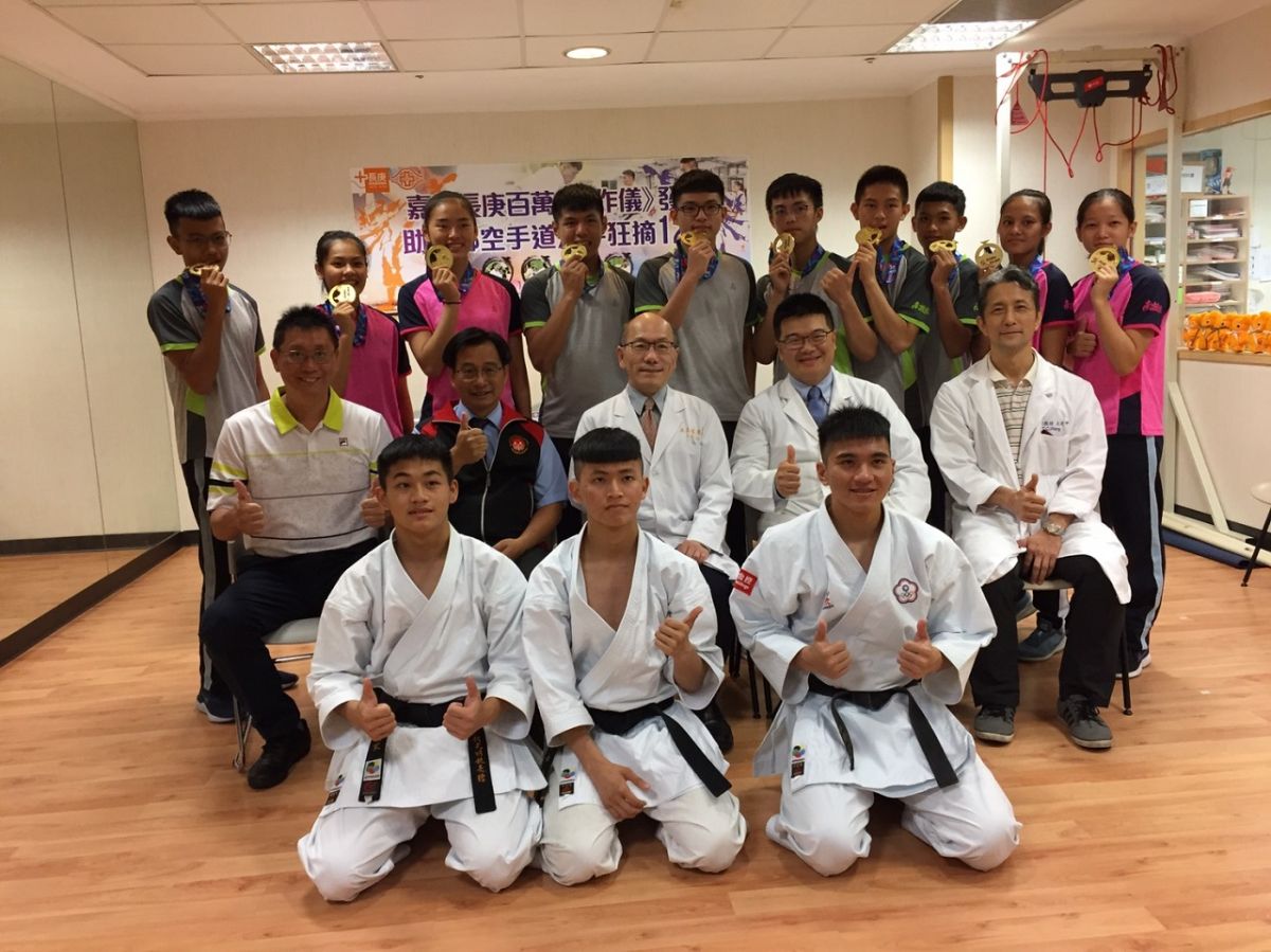 ▲嘉義長庚醫院林志鴻院長(2排中)、許維修主任(2排右2)、王定中醫師(2排右)及旭光何光明校長(2排左2)、陳泰吉教練(2排左)與榮獲全中運12面金牌的優秀空手選手。（圖／記者陳惲朋攝 , 2019.05.23）