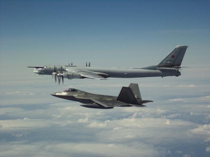 ▲俄羅斯Tu-95與Su-35進入阿拉斯加的美國防空識別區，美軍派出F-22升空攔截。（圖／北美防空司令部）