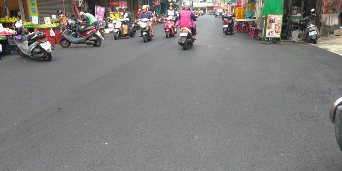 ▲鳳山家具街復舊水利局廣納商家意見重鋪成柏油。(圖／高市水利局提供)